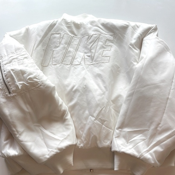 NWT Nike Oversized, 2-in-1 faux fur puffer with gloss finish on reverse side - Picture 7 of 16